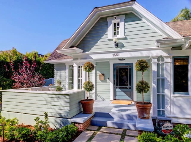 Your Oasis – Decorator Bungalow near Runyon Canyon