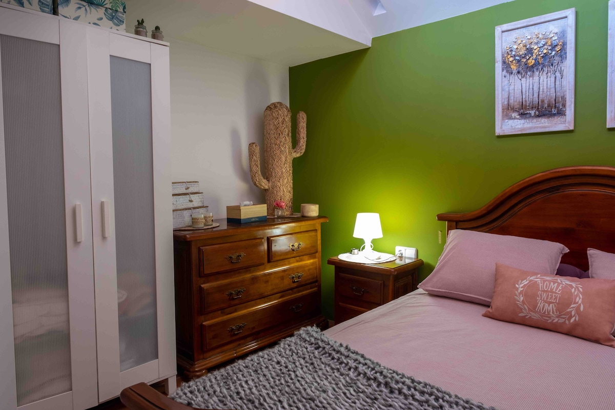 卧室细节配备双人床。