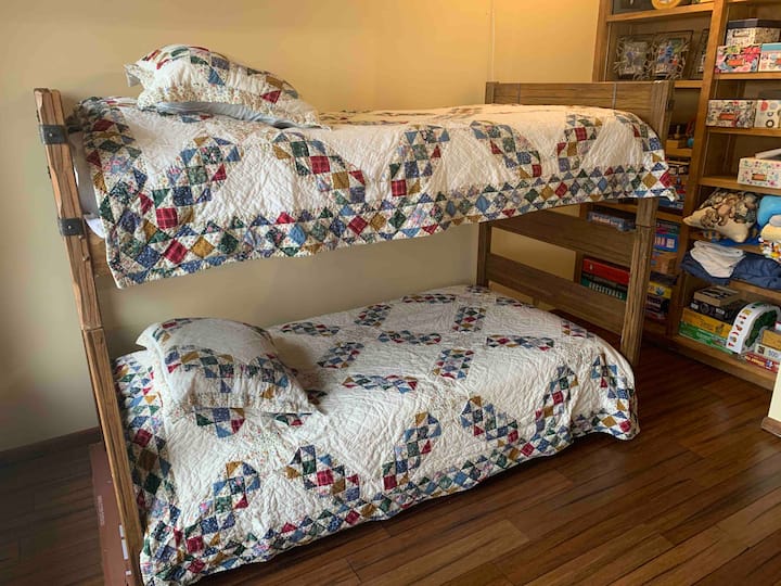 „ორსართულიანი ოთახი“ პირველ სართულზე და სადაც თამაშები მდებარეობს. 