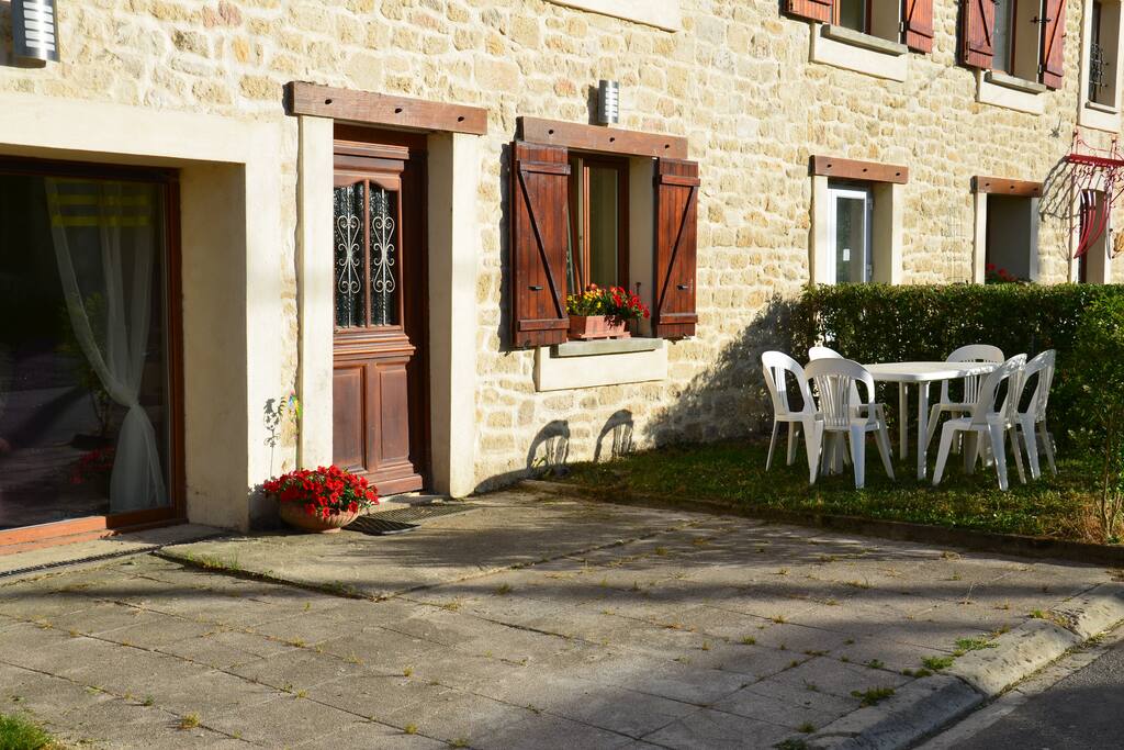 entrée privative, salon de jardin, barbecue