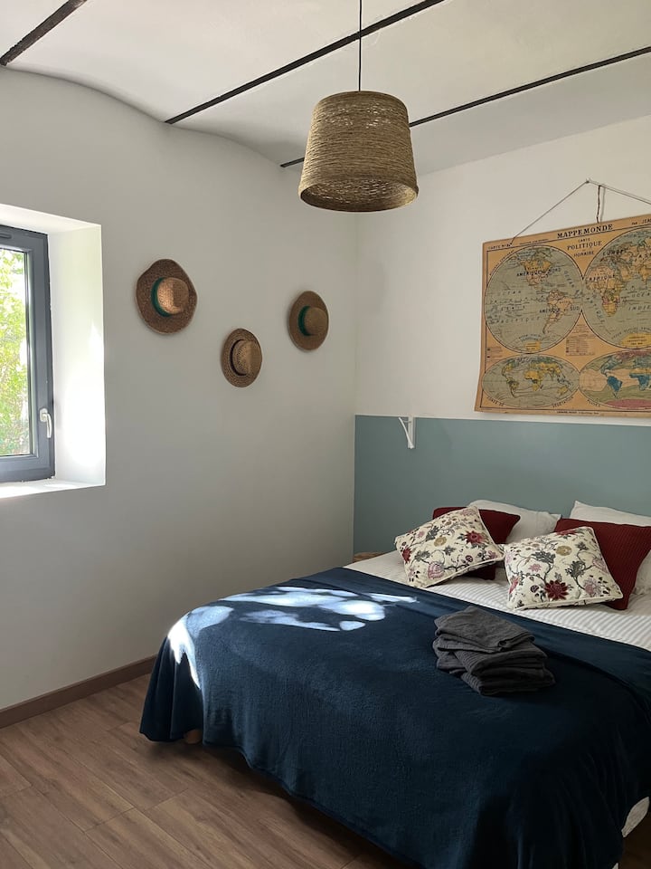 空调房+电视
双人床160。 