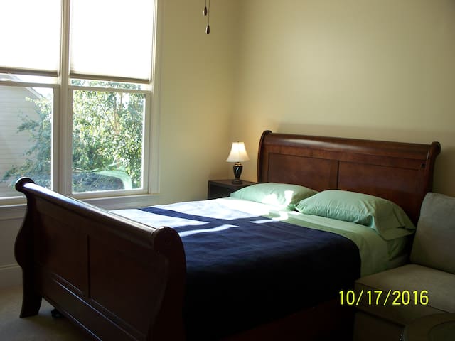 Sunny, Cozy, Private bedroom with Private bathroom