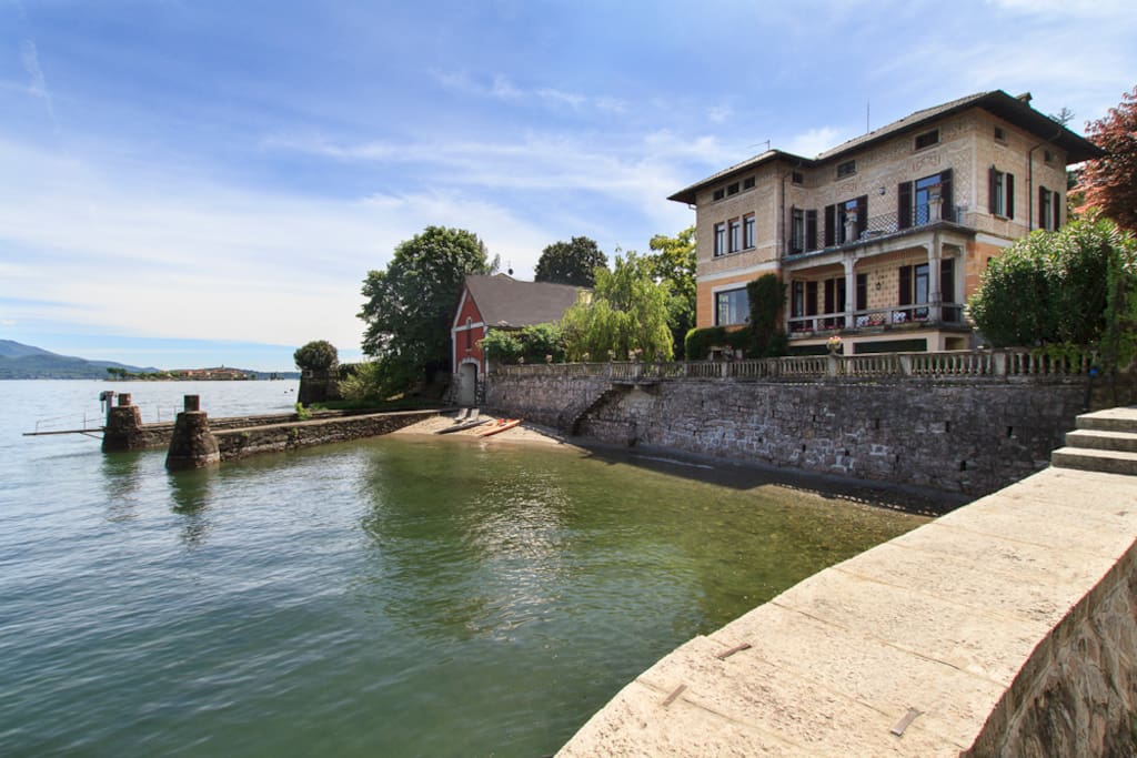 Lakefront vacation villa in walking distance of the village center of Baveno Lake Maggiore