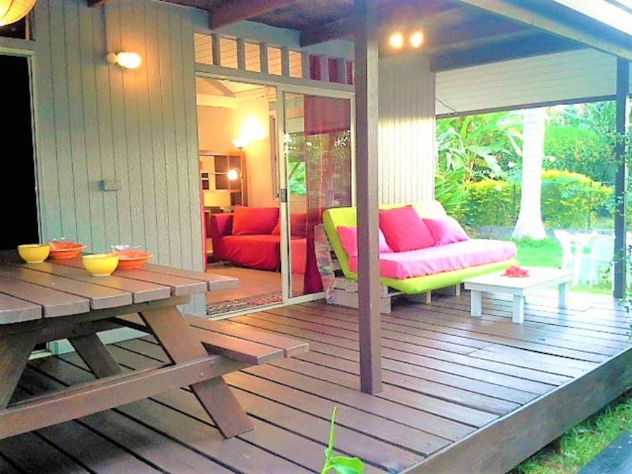 Relax in the shade of the spacious terrasse. The tropical flowers and birds will delight your morning coffee.