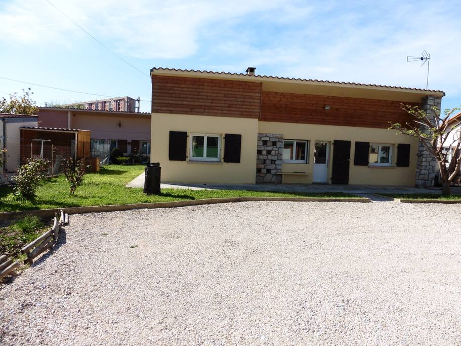 La façade de la maison et le parking