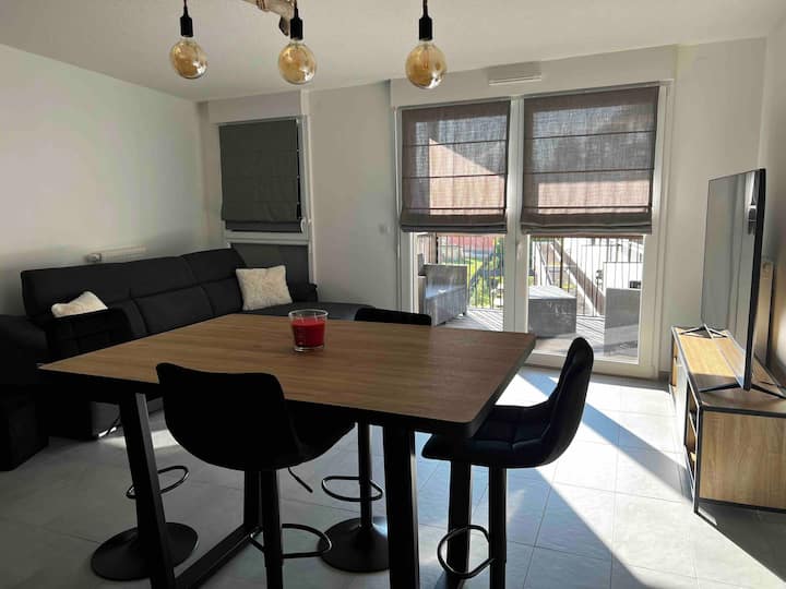 Beautiful 3 room app with terrace near CV and train station