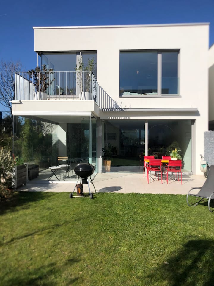 Modern, quiet house with view