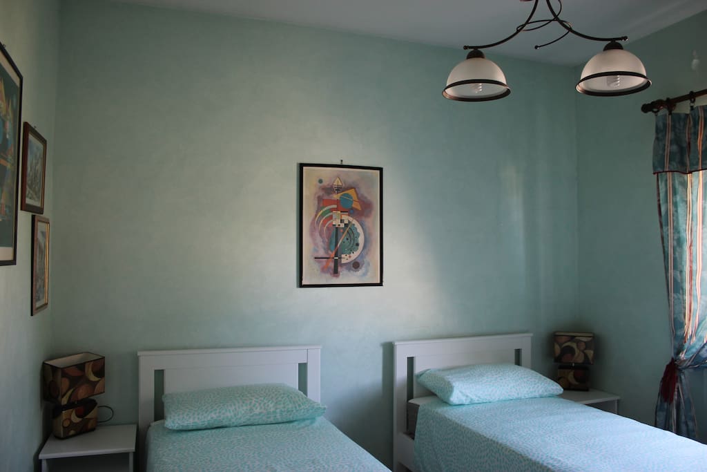 Stanza luminosissima con due letti singoli o, se necessario, un letto matrimoniale.