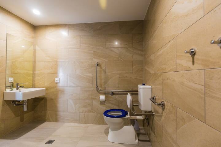 E. Stylish 2BRM Wheelchair AccessApt in Aparthotel gallery image 2