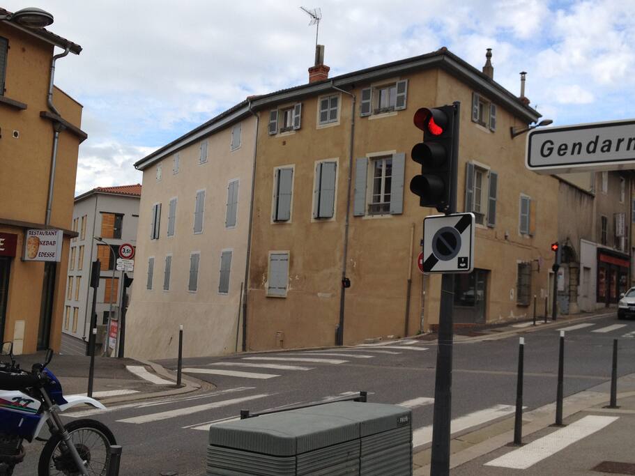 Le Castel du Châter (mes deux fenêtres sont sur le flanc gauche au 1er étage)