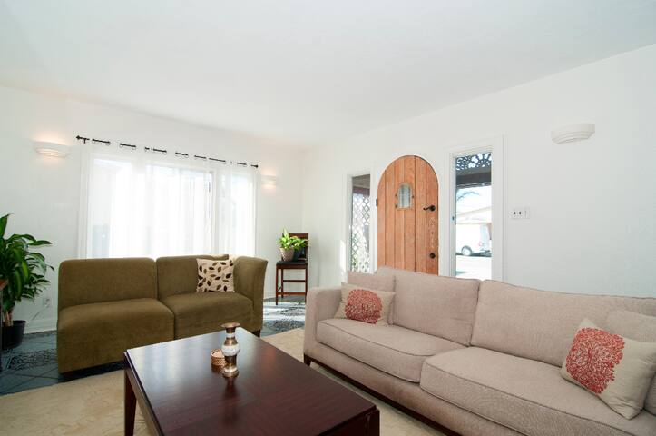 5 Bdrm-11 Bed Home +GuestHouse/2 Bdrm, 5 BedsLOVE gallery image 4