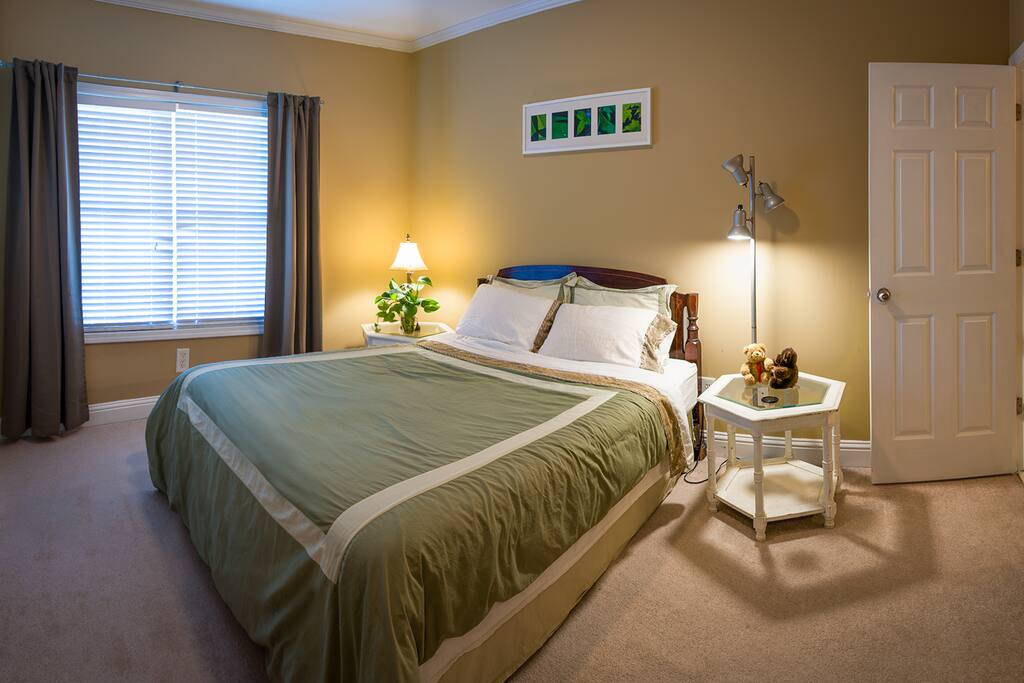 Spacious queen size bedroom
