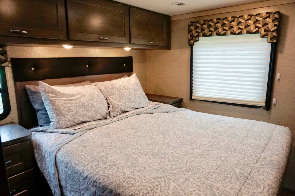 Bedroom with queen size bed