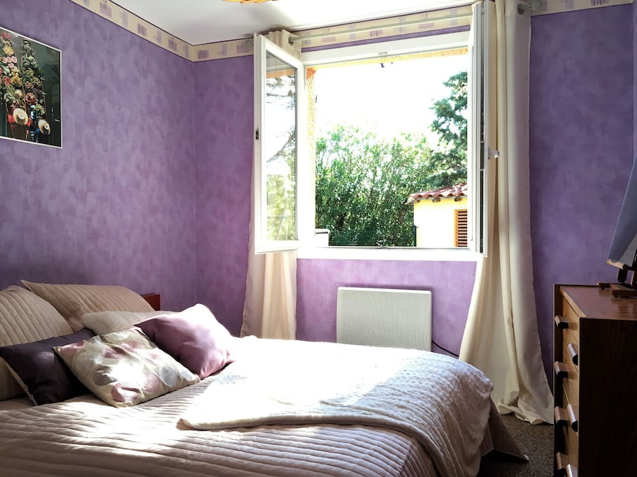 La chambre est aménagée dans une partie annexe de notre maison.