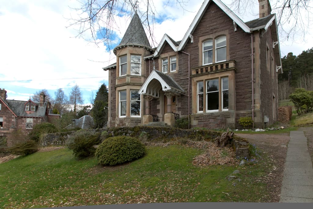Gardens to front and side