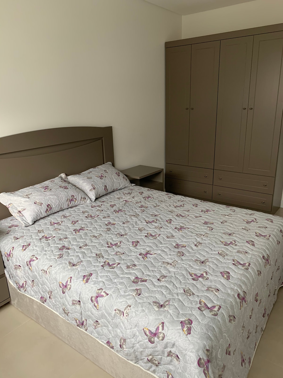 Suite con sábanas. Cama de tamaño queen nueva.