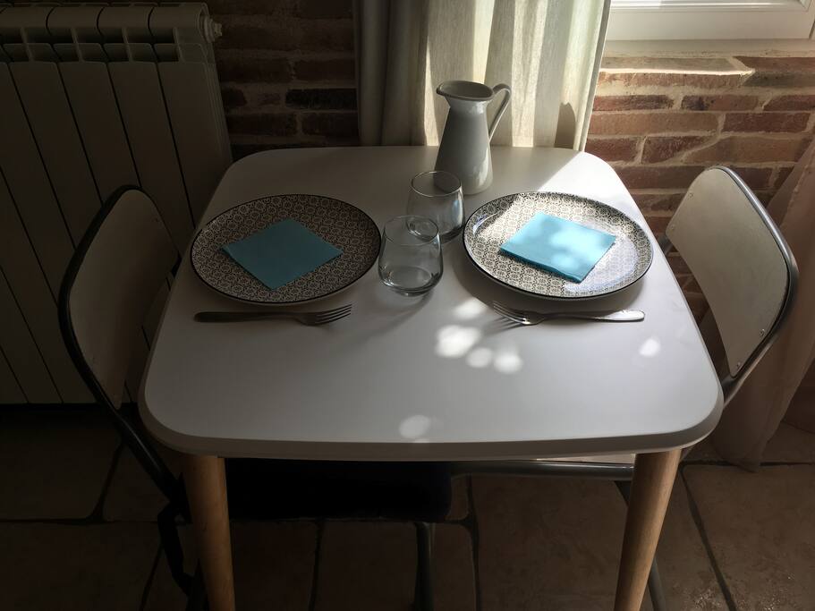 Table pour vos repas - possibilité de faire réchauffer votre dîner au micro-onde ou d’avoir une petite plaque de cuisson dans votre chambre.
