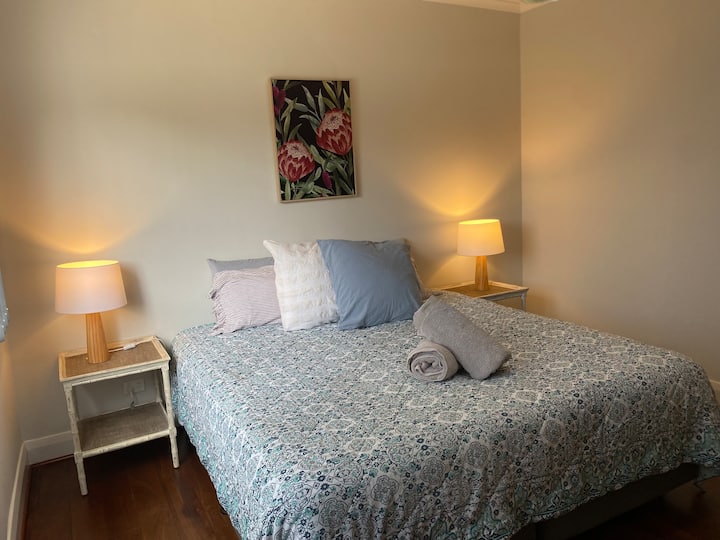 Спална соба бр. 2/брачен кревет или може да се подели на 2 единечни кревета на барање