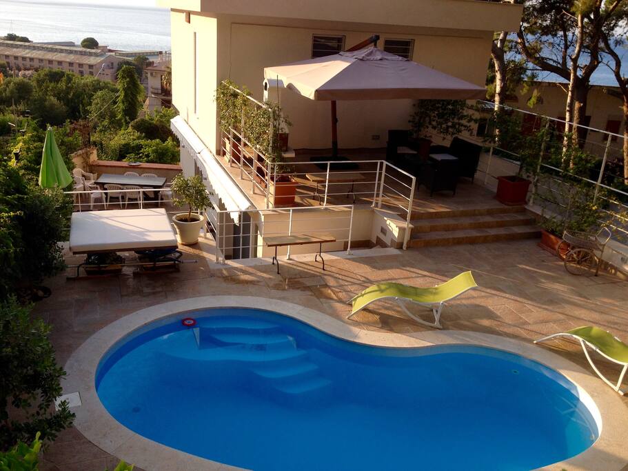 Vista della villa dall'alto - View of the house from the top