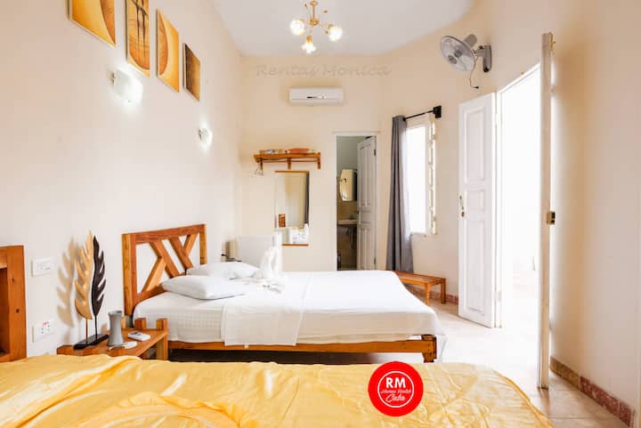 Dormitorio n .º2 en el nivel superior junto a la terraza con  una cama doble y una cama individual, baño privado y aire acondicionado,  sombrilla y secador de pelo. 