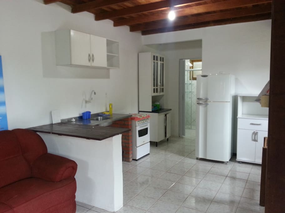 Sala e cozinha conjulgadas. Cozinha completa.