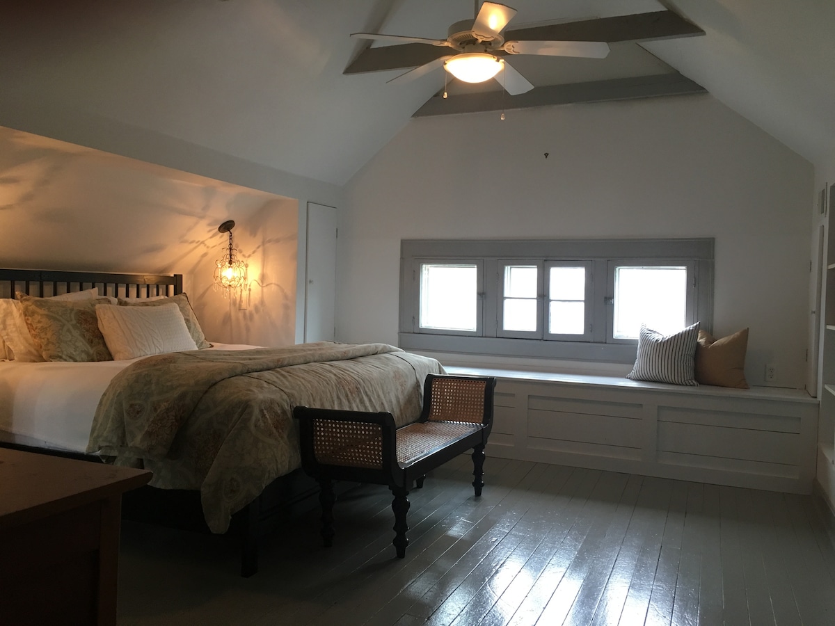 Acogedor dormitorio en el tercer piso con baño privado