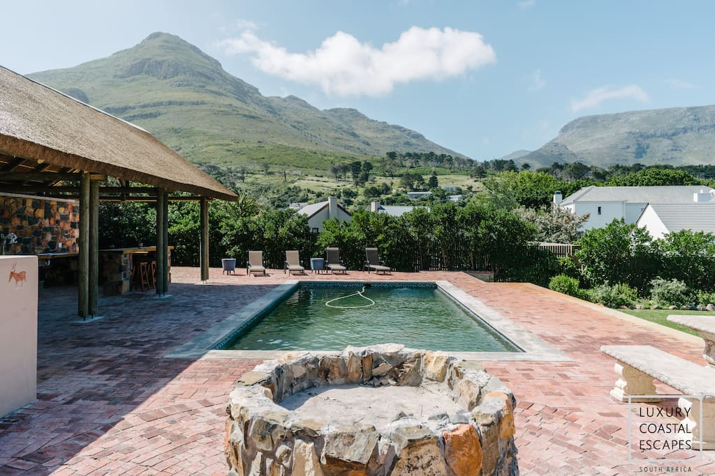 Large garden, swimming pool, fire pit, bar and two barbecue areas, the offerings are endless.