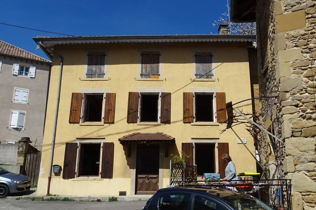 La façade de notre maison de village