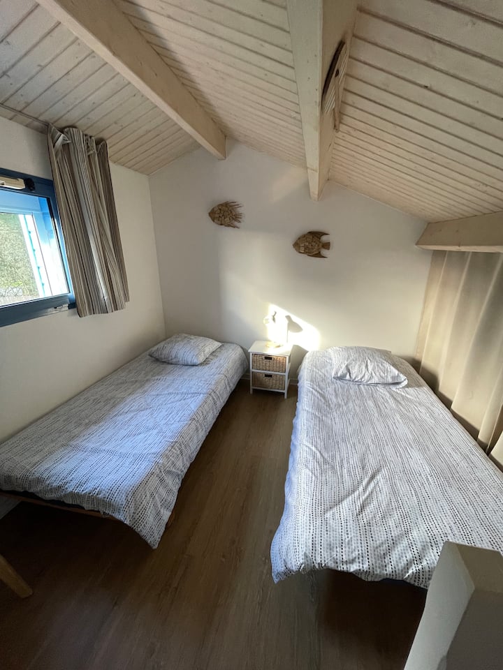 Habitación de arriba con 2 camas de 90 cm y cortinas opacas 
