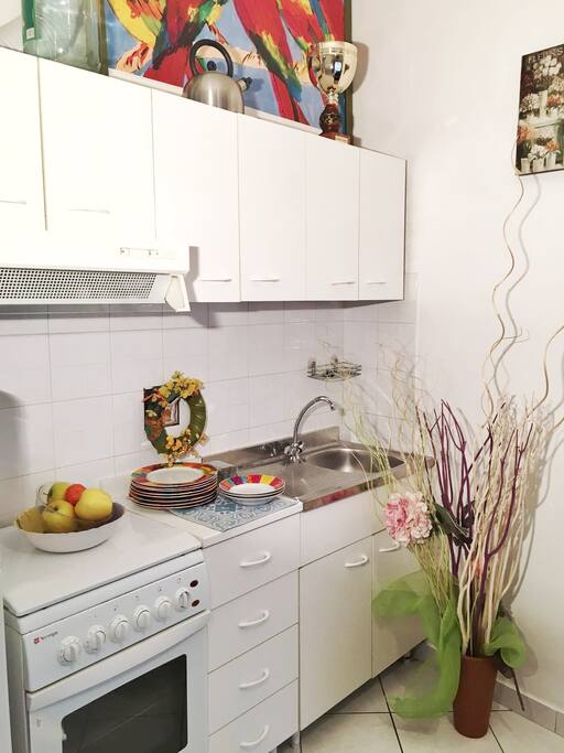 Cucina organizzata con tavolo per 6