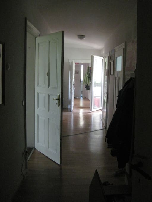 langer Flur (von Eingangstür aus)