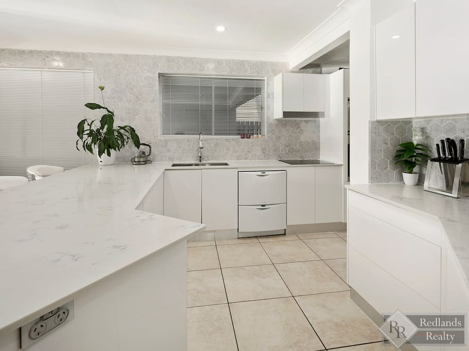 Stunning Marble look kitchen with Marble Splashback