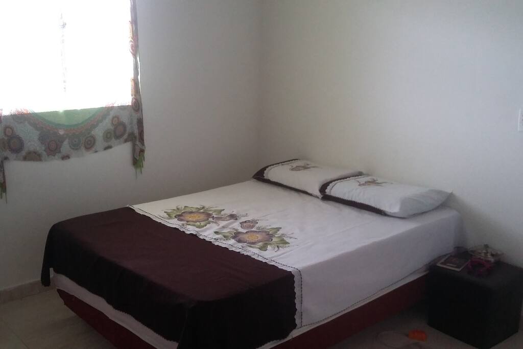 Quarto Amplo, clean com a janela pro nascer do sol!