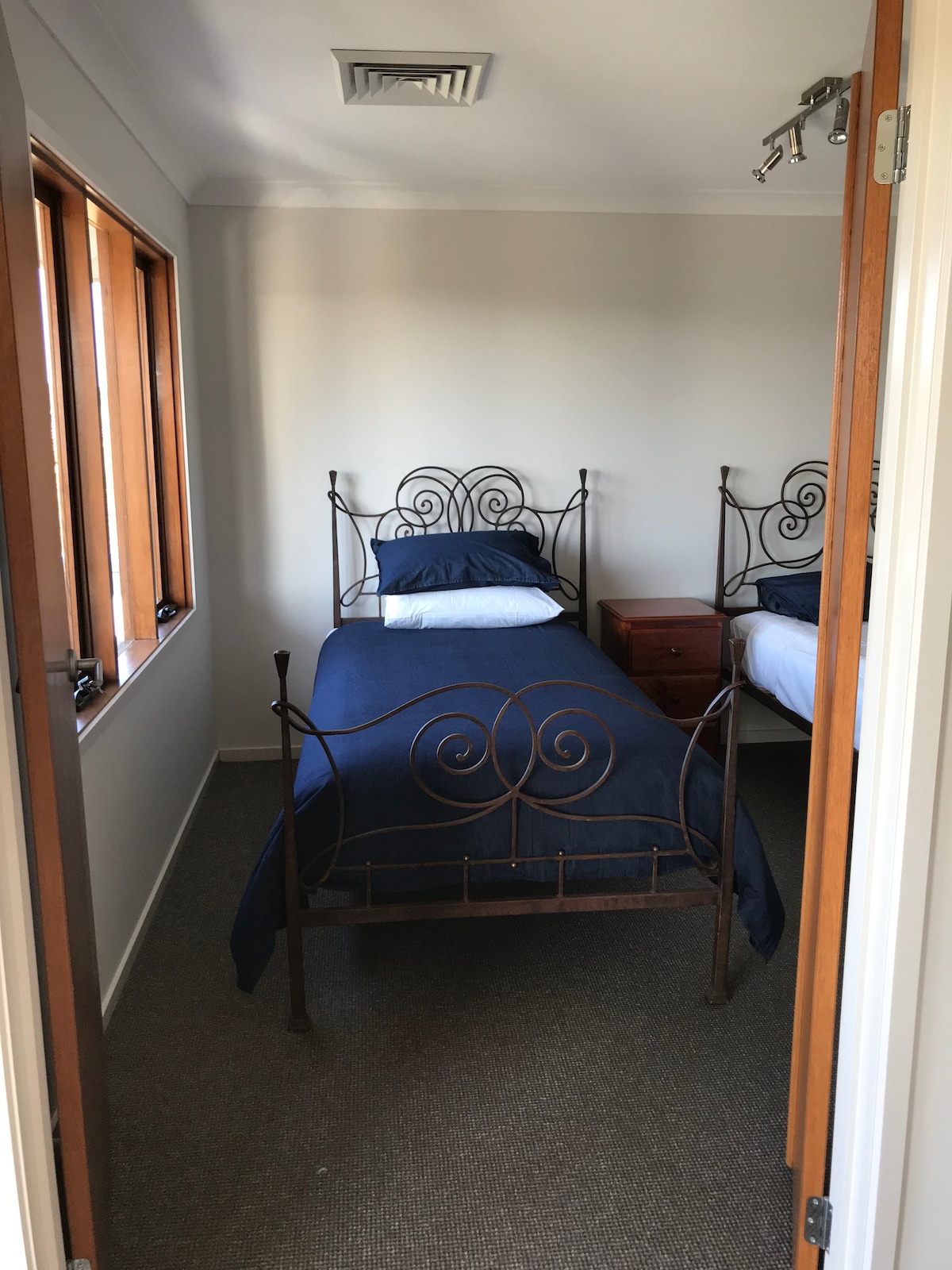 Dormitorio individual con cama tamaño king