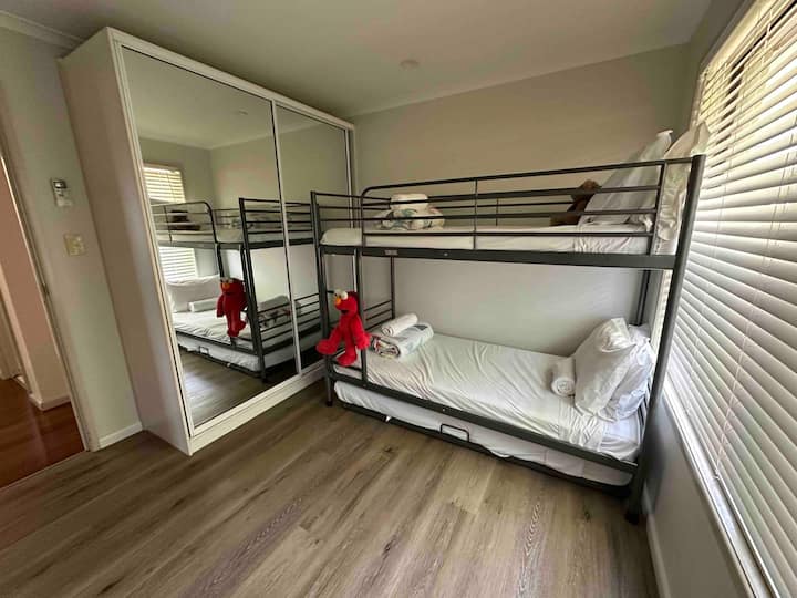 Dvojposteľové lôžka s postieľkou 