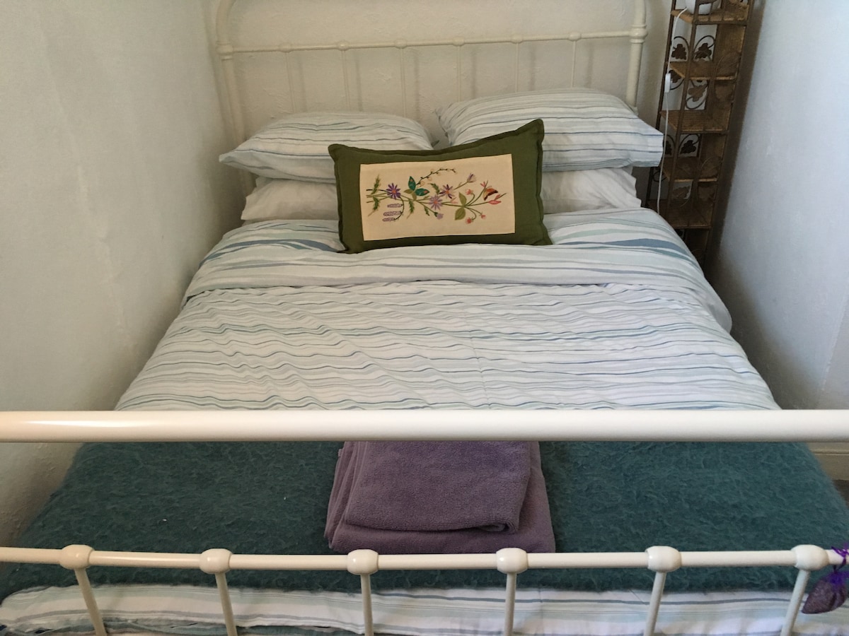 Dit is de kleinste van de twee slaapkamers.