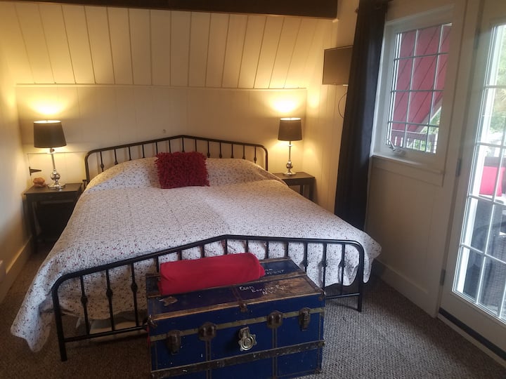 Habitación principal tamaño king arriba.