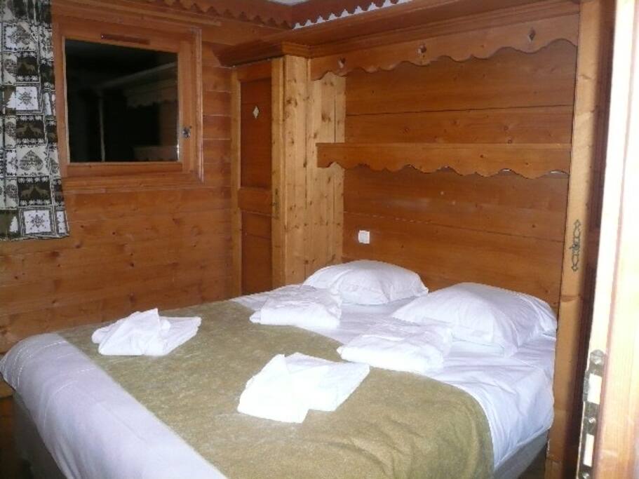 la chambre 1 avec lavabo + douche