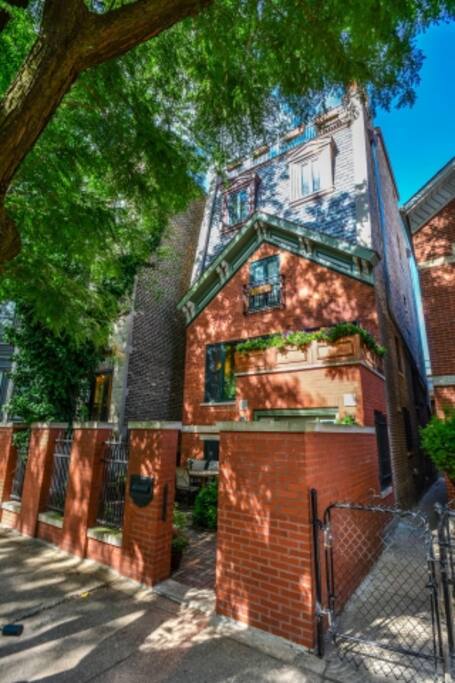 Lincoln Park Mansion. Architecturally Significant