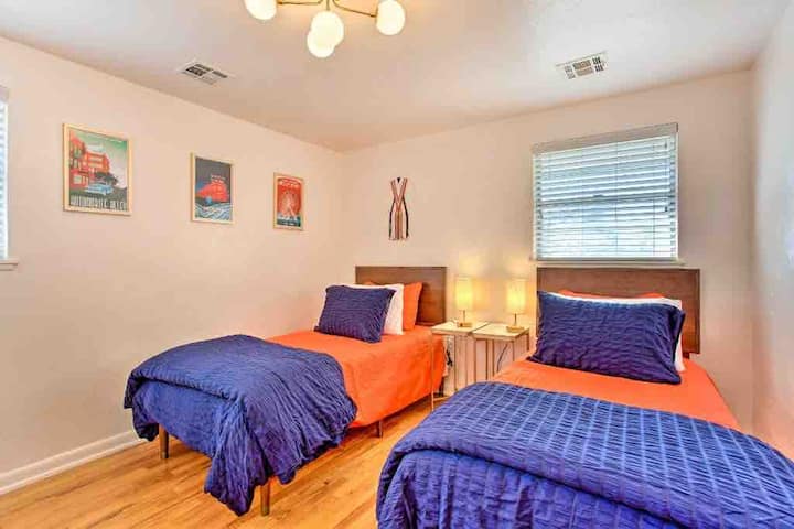 Открийте гъвкавост в третата спалня на Whitewood Farm, където две единични легла могат да бъдат комбинирани в едно голямо двойно легло. Тази стая разполага и с голям килер, което я прави идеална за всяко подреждане на гостите.