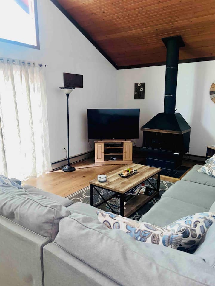 La habitación familiar con televisor inteligente de 55pulgadas.