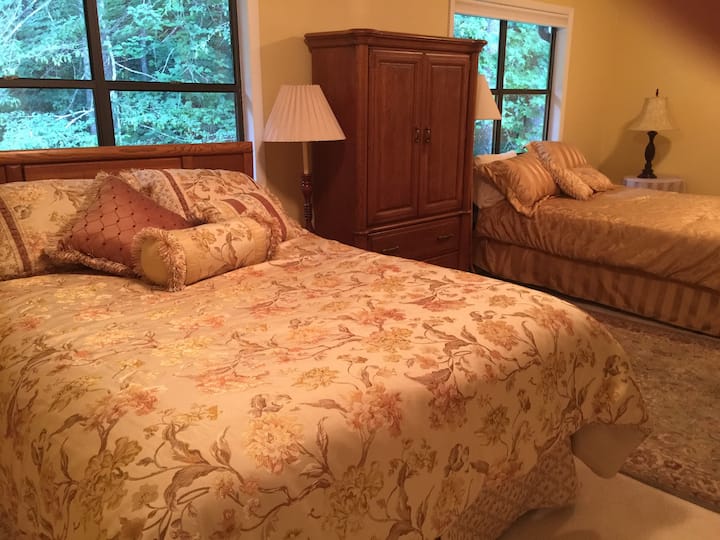 Large Bedroom with 2 Queen Beds
