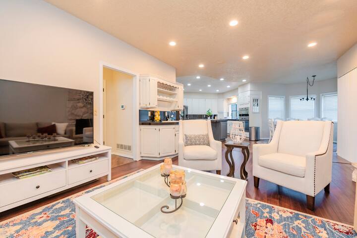 Spacious 5,000+ sq ft house, Close to PDX Airport gallery image 4