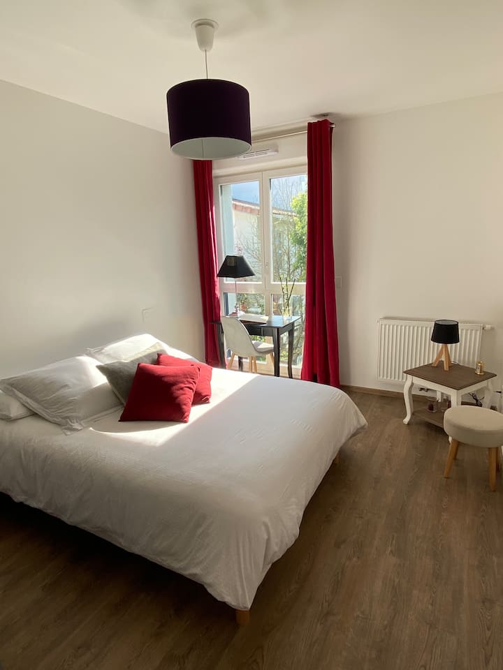 חדר שינה ראשי עם מלתחה זמינה 