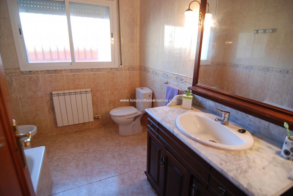 el cuarto de baño es completo, con bañera incluida, de uso independiente solo para los huespedes