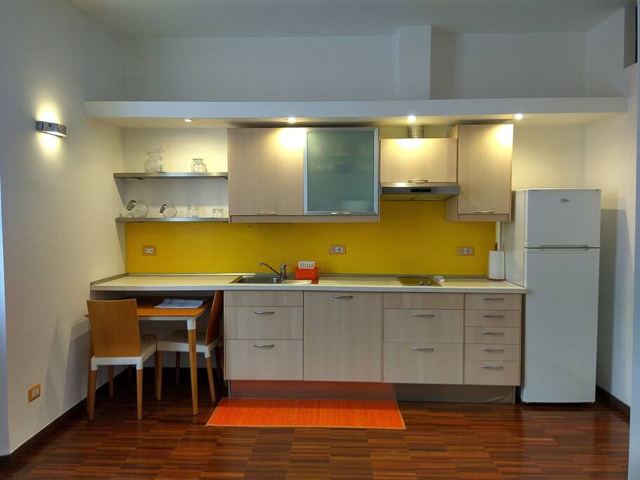 dettaglio cucina con tavolo e sedie