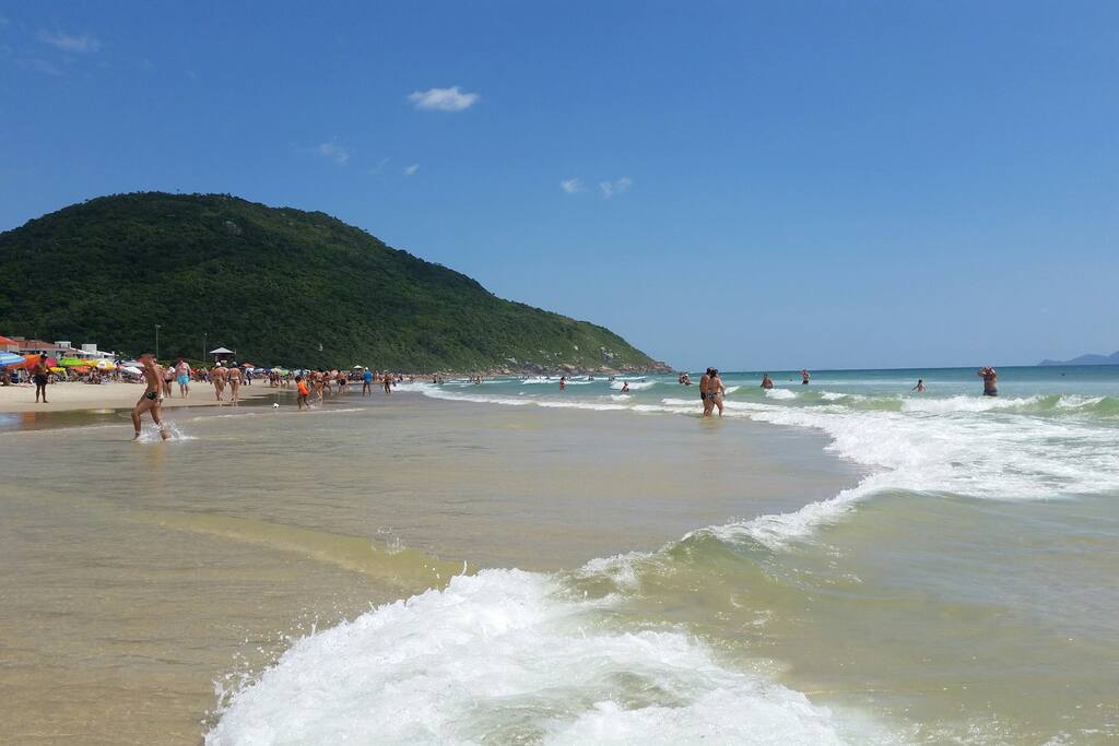 Praia a 300 metros