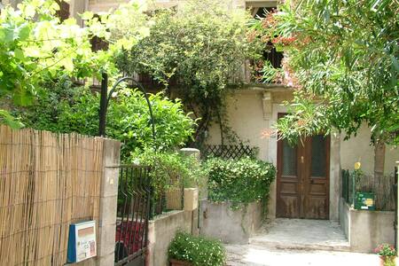 Chambre calme dans maison avec jardin et parking.