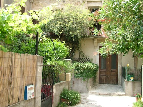 Chambre calme dans maison avec jardin et parking.