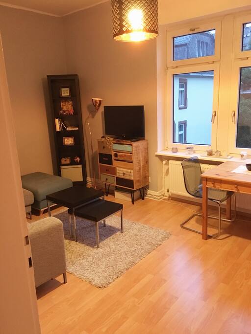 Wohnzimmer mit kleinem Esstisch